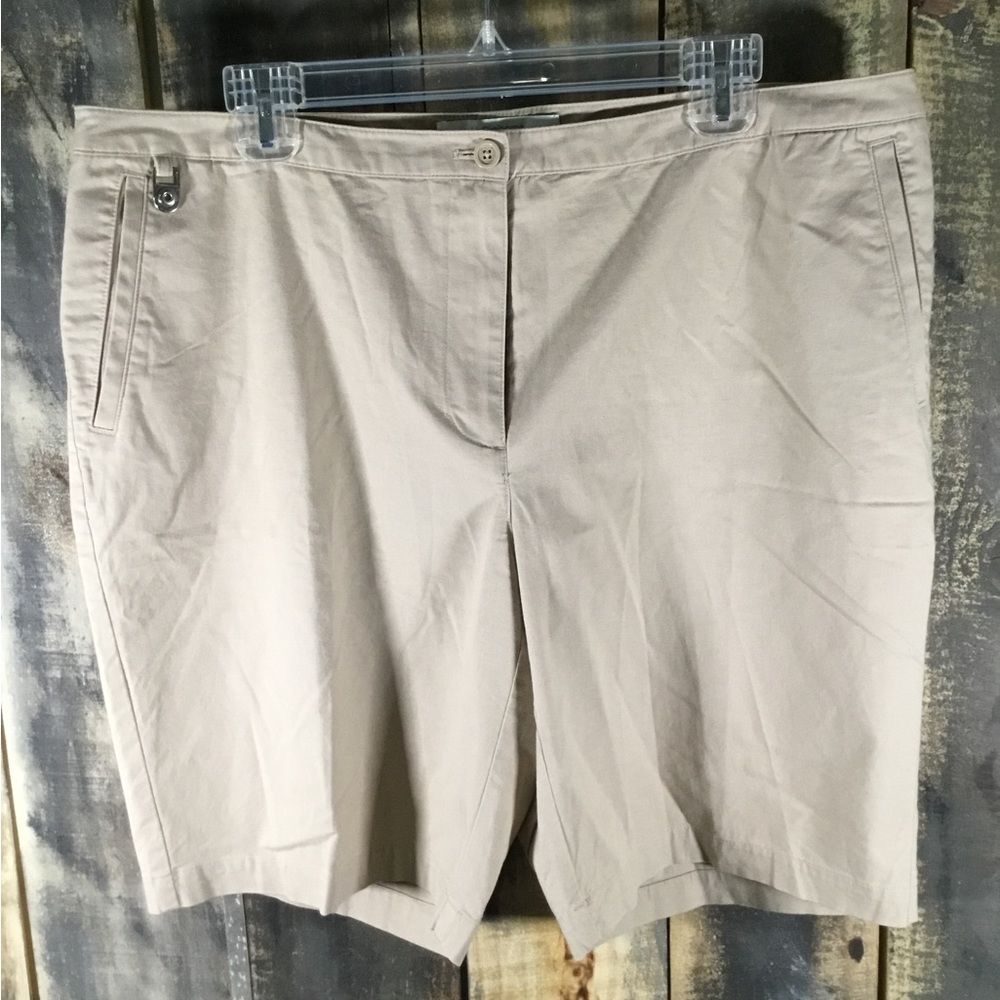 Liz Claiborne Golf shorts women’s size 16